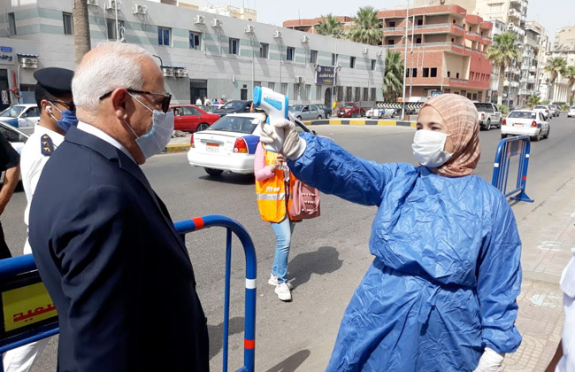 محافظ بورسعيد يتفقد لجان الثانوية العامة وينتقد تكدس أولياء الأمور أمام اللجان |صور