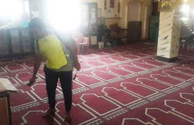 استعدادا لفتحها مجددا أهالي أسوان يتطوعون لتطهير المساجد | صور 