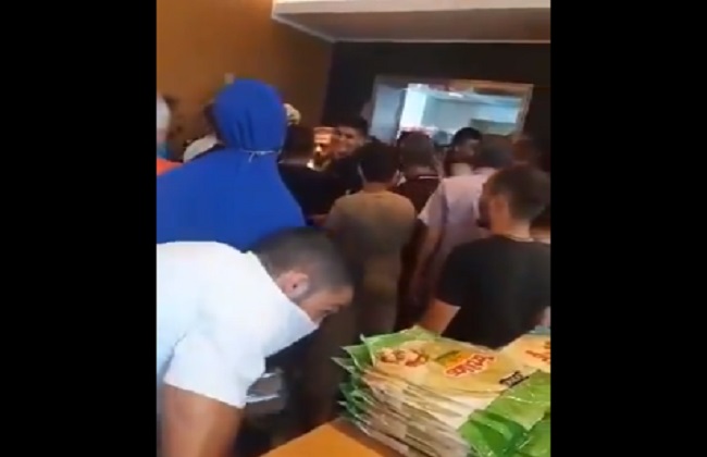 رغم ارتفاع سعره اللبنانيون يقفون في طوابير للحصول على ربطة خبز| فيديو