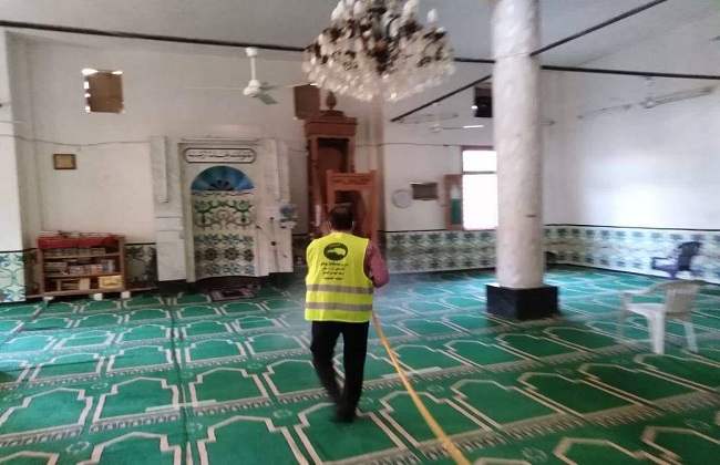 رئيس مدينة سفاجا  تعقيم وتطهير  مسجدا لأداء صلاة الجمعة 
