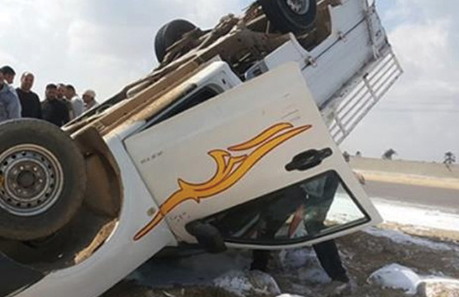 مصرع مواطن وإصابة  آخرين في حادث على الطريق الصحراوي بالبحيرة