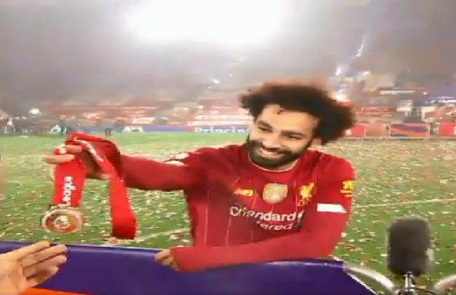 محمد صلاح يمازح شابا باللغة العربية ويقدم له ميداليته الذهبية | فيديو