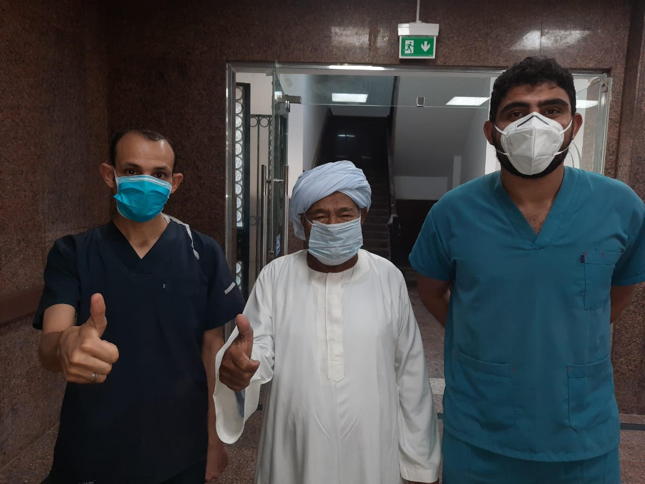 خروج 3 حالات بعد تعافيهم من كورونا من مستشفى الأقصر العام