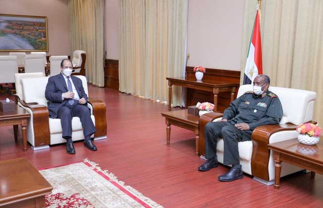 اللواء عباس كامل يلتقي رئيس مجلس السيادة السوداني في الخرطوم