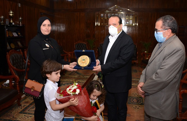 رئيس جامعة طنطا يكرم أسرة الشهيد البطل العقيد محمد إبراهيم ابن المحلة الكبرى | صور