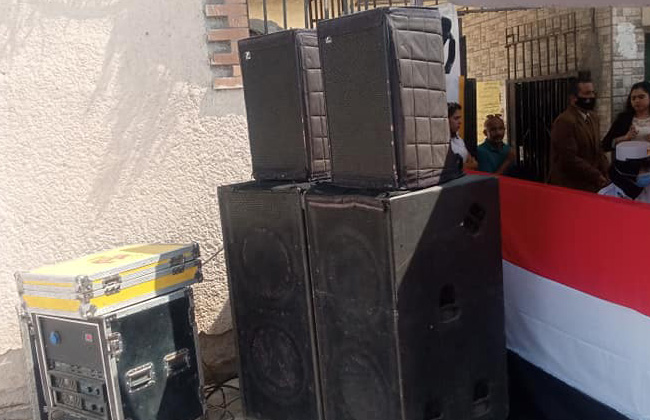 الأغاني الوطنية تصدح أمام اللجنة الانتخابية بمدرسة طبري الحجاز بمصر الجديدة