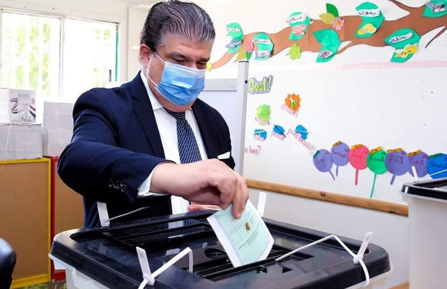 حسين زين رئيس الهيئة الوطنية للإعلام يدلي بصوته في انتخابات مجلس الشيوخ | صور