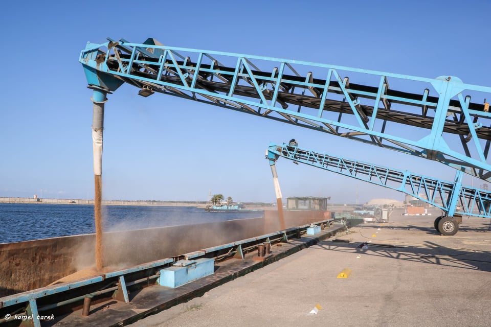 ميناء دمياط ينقل شحنة من القمح إلى صوامع إمبابة عبر  النيل