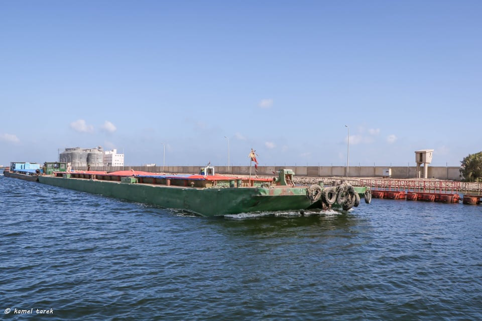 ميناء دمياط ينقل شحنة من القمح إلى صوامع إمبابة عبر  النيل