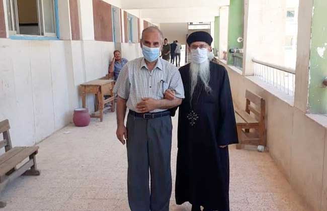  	القمص ميخائيل راعي كنيسة مارجرجس  يدلي بصوته في الانتخابات 