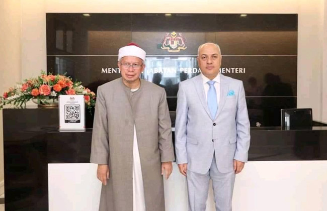 سفير مصر لدي ماليزيا يبحث مع وزير الشئون الإسلامية أوجه التعاون الثنائي | صور