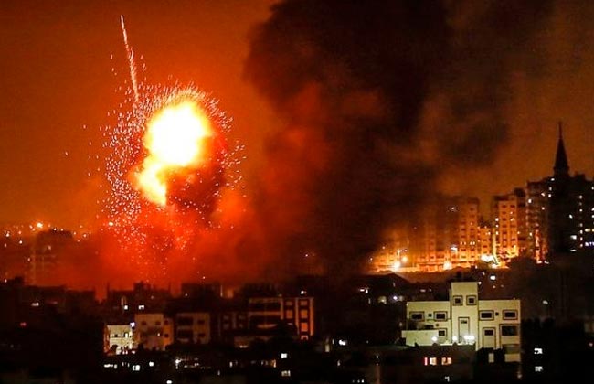 19 شهيدًا في قصف إسرائيلي على مُخيم "النصيرات" وحي "الزيتون" بقطاع غزة