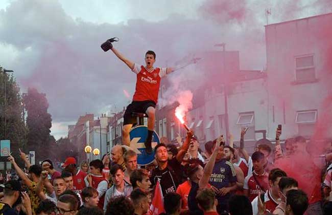 جماهير أرسنال تخرق قواعد التباعد الاجتماعي في احتفالها بكأس الاتحاد