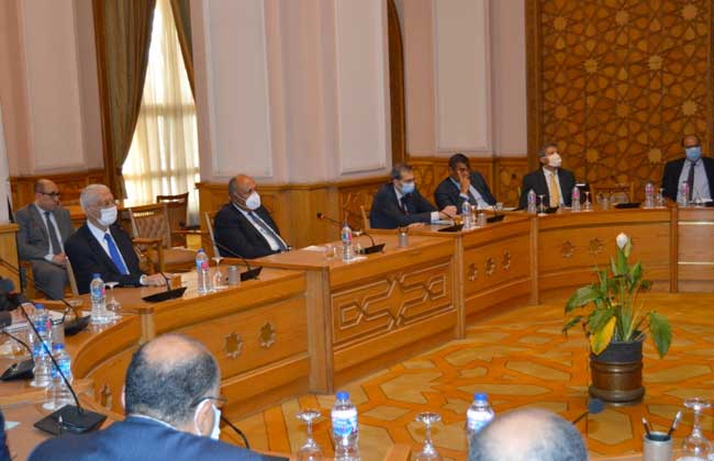 شكري يوجه قيادات وزارة الخارجية باستمرار العمل الدؤوب للدفاع عن المصالح المصرية