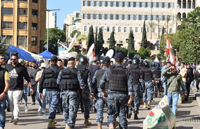 الأمن اللبنانى يطلق الغاز على متظاهرين يحاولون الوصول للبرلمان