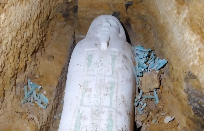 «الأعلى للآثار يعلن العثور على تابوت حجري وتماثيل من الأوشابتي بمنطقة آثار الغريفة بالمنيا | صور