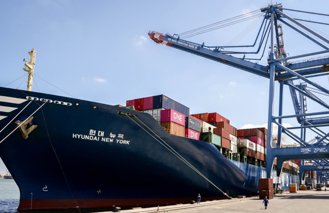 تتويجا لمباحثات وزير النقل مع خط الحاويات الكوري ميناء دمياط يستقبل سفينة الحاويات HMM NEWYORK|صور