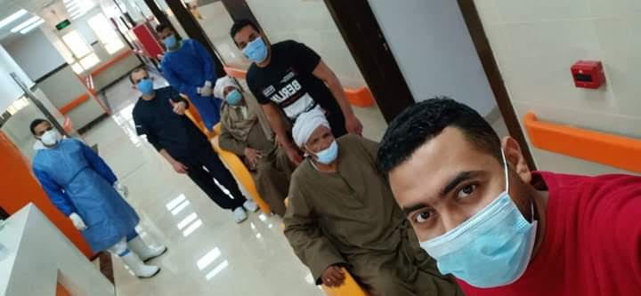 خروج متعافين من "كورونا" من مستشفى العديسات بالأقصر