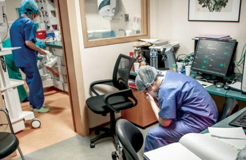 نقص التمريض يربك مستشفيات كاليفورنيا في مواجهة توحش فيروس كورونا