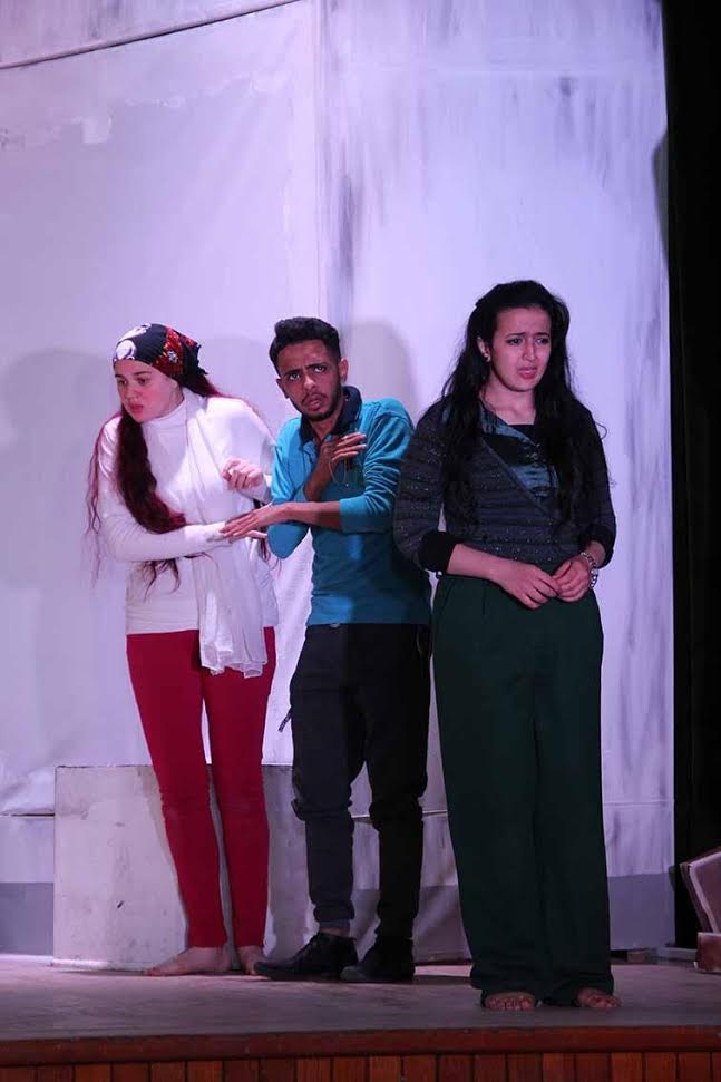 منتخب فريق الفنون المسرحية بجامعة أسيوط  خلال عرض لمسرحية "العَمى"