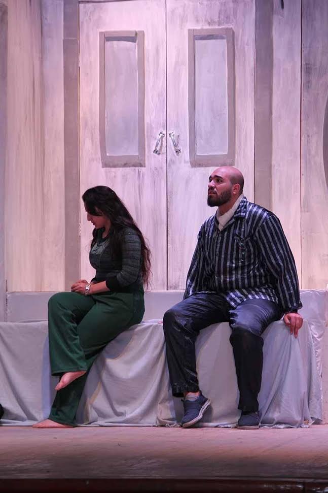 منتخب فريق الفنون المسرحية بجامعة أسيوط  خلال عرض لمسرحية "العَمى"