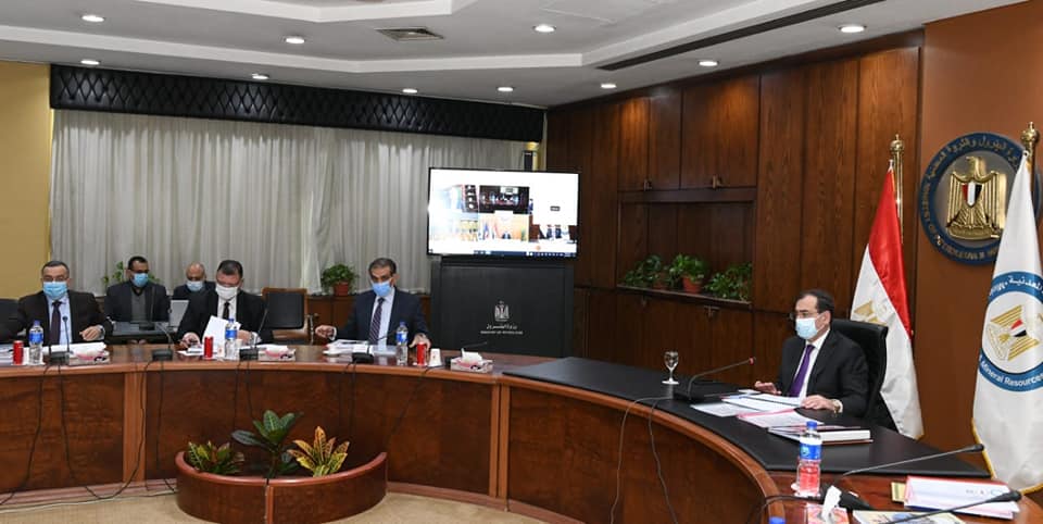 المهندس طارق الملا وزير البترول والثروة المعدنية خلال تراسه لأعمال الجمعيات عبر تقنية الفيديو كونفرا