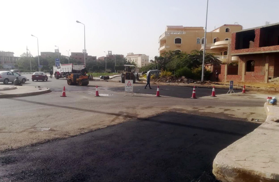 رئيس جهاز الشروق بدء تنفيذ صيانة الطرق وتنسيق الموقع العام بالمدينة | صور