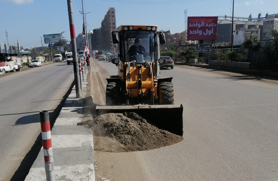 شفط تجمعات الأمطار وإزالة الأتربة بالطريق الزراعى في الغربية | صور