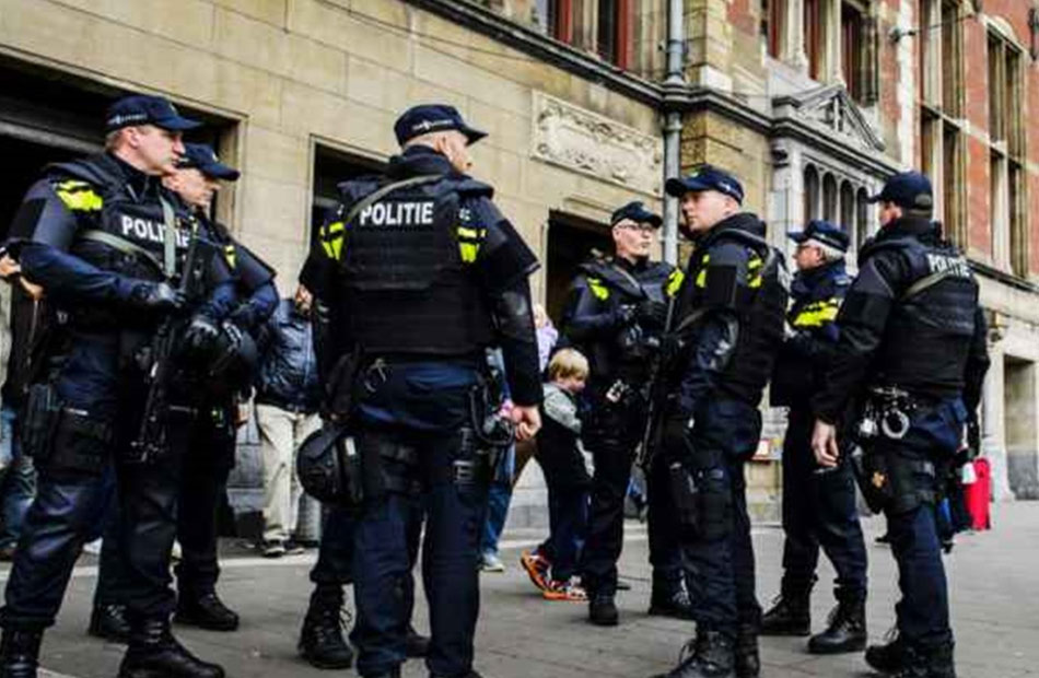 الشرطة الهولندية تفرق مظاهرة محظورة ضد سياسات الحكومة لمواجهة كورونا