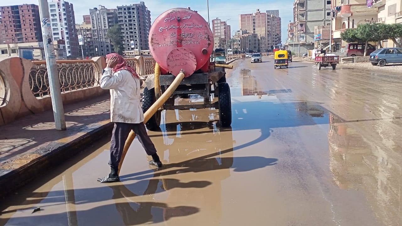 جانب من رفع مياه الأمطار