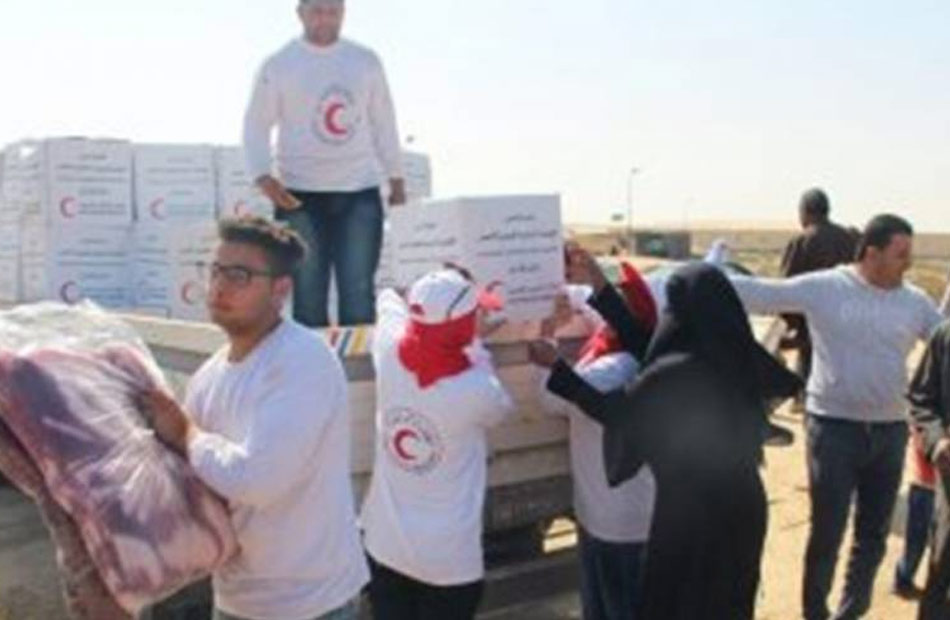 الهلال الأحمر المصري يوزع مساعدات غذائية على الأسر الأولى بالرعاية بشمال سيناء