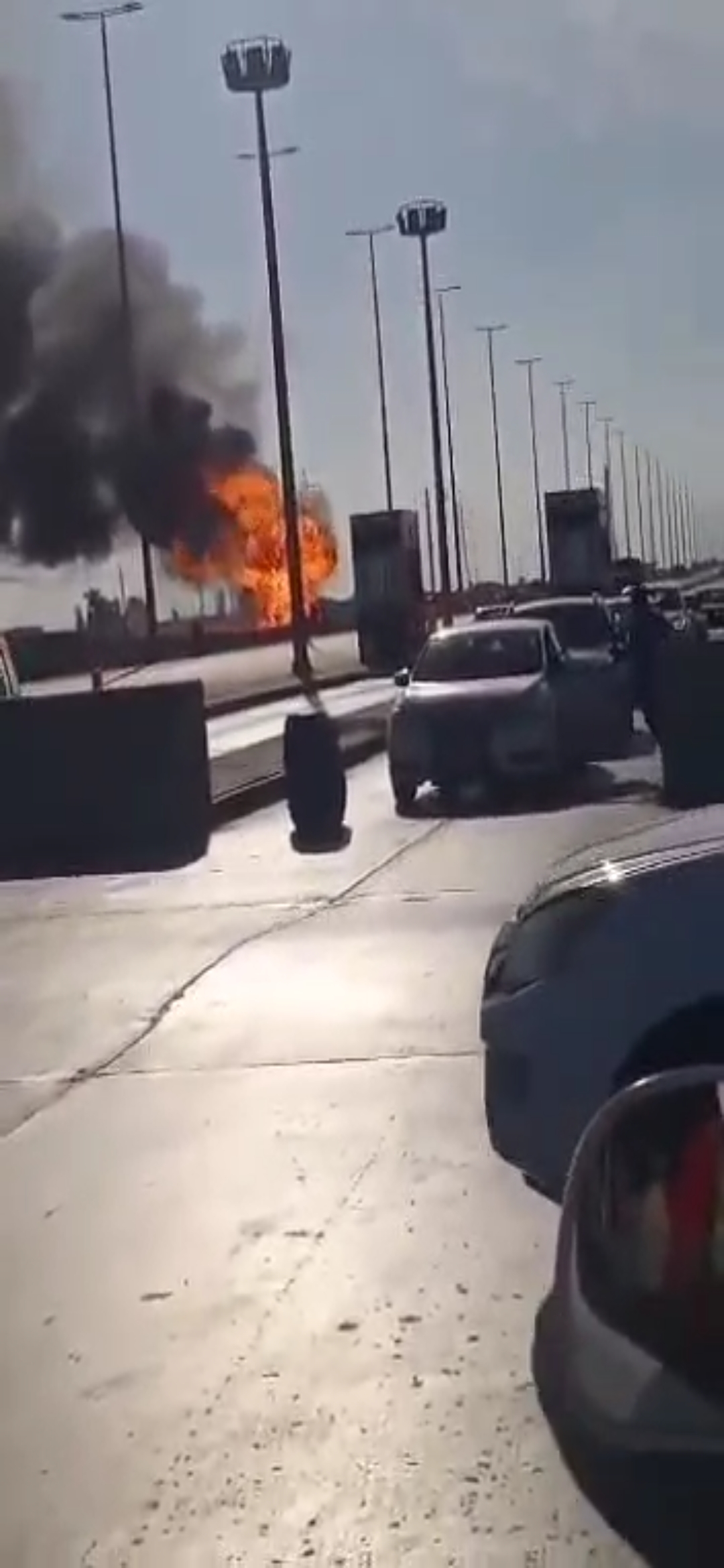  حريق شب في سيارة كانت تحمل أسطوانات غاز بطريق القاهرة الإسماعيلية