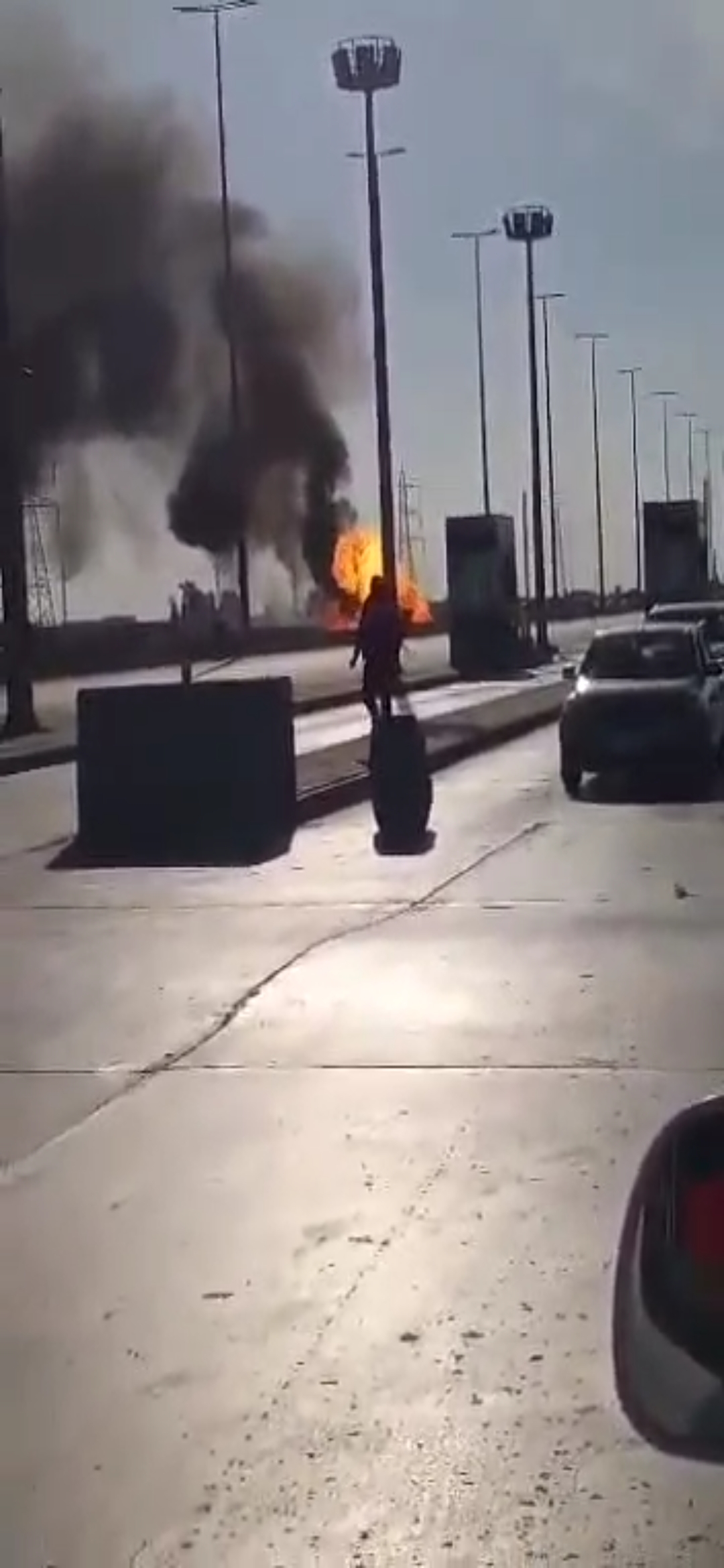  حريق شب في سيارة كانت تحمل أسطوانات غاز بطريق القاهرة الإسماعيلية