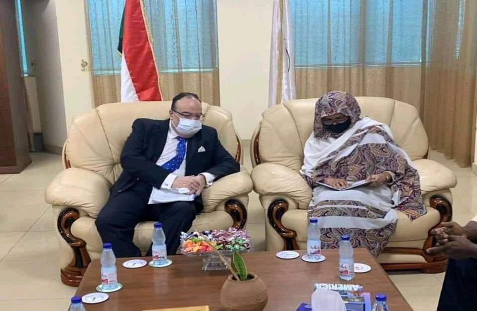 سفير مصر بالخرطوم يلتقي وزيرة التعليم العالي السودانية| صور
