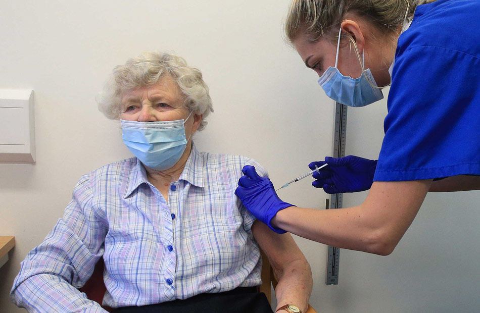 بولندا تبدأ حملة تطعيم كبار السن ضد فيروس كورونا