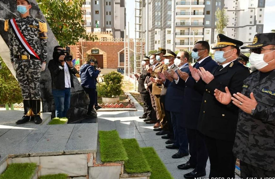 وضع إكليل من الزهور على النصب التذكاري للشهداء بمعسكر الأمن المركزي بالمنصورة | صور