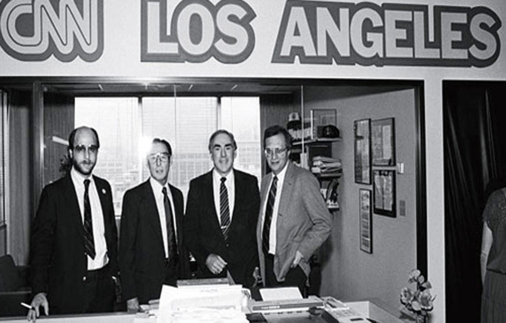 ويقف (أقصى اليمين) عند انضمامه إلى «سى.إن.إن» عام 1985