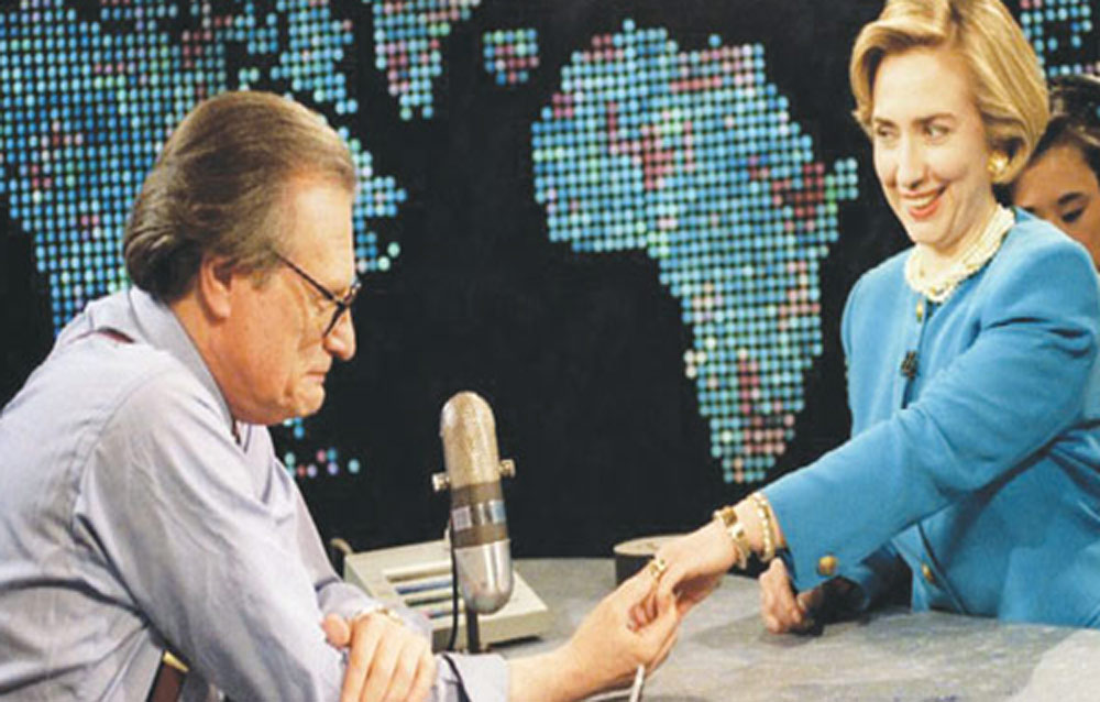 يتفقد خاتم زفاف هيلارى كلينتون فى حلقة عام 1994