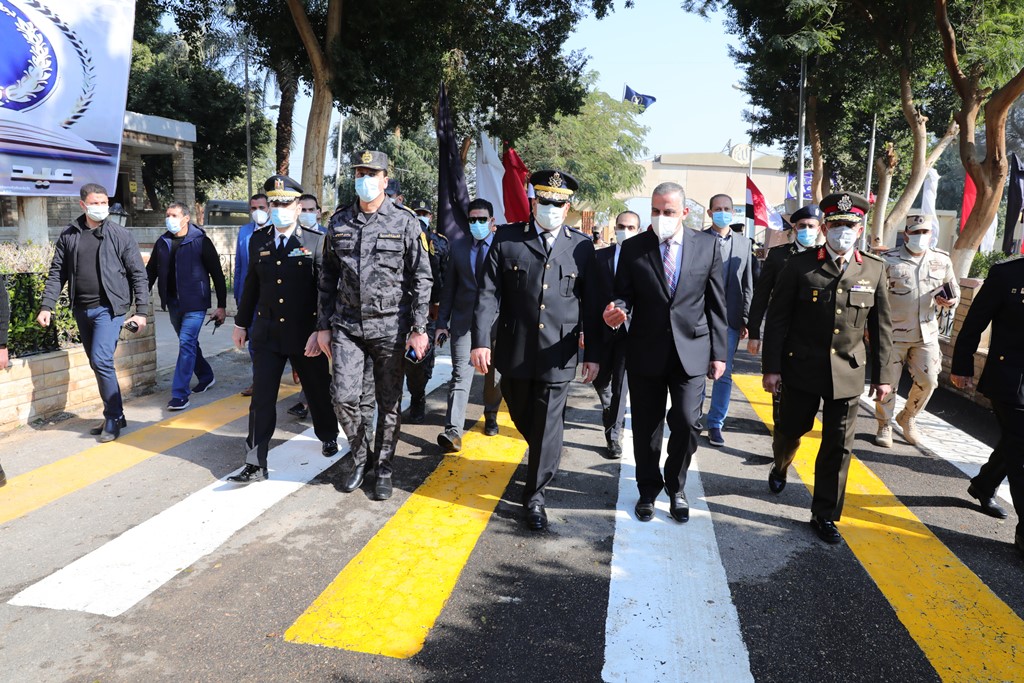 اللواء طارق الفقي محافظ سوهاج يتجه للنصب التذكارى لشهداء الشرطة