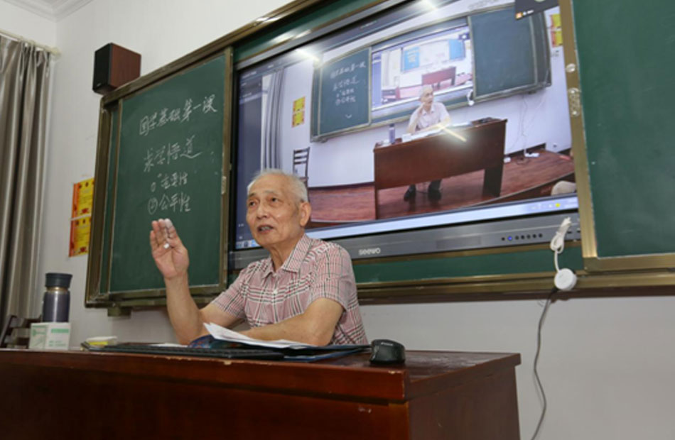 قدم مدرس من جامعة شيانغيانغ للمسنين في مقاطعة هوبي للطلاب دورة أساسية في الدراسات الصينية 