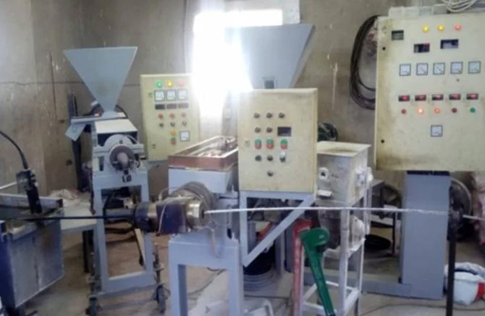 ضبط مصنع غير مرخص لصيانة المحولات الكهربائية القديمة بالمنيا