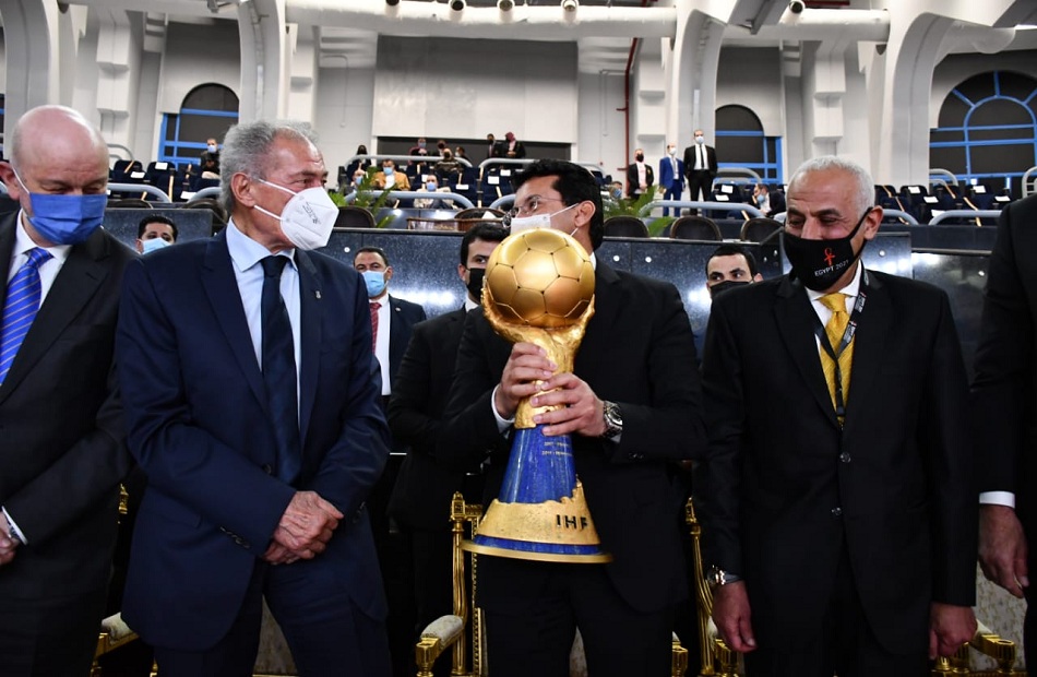 كأس العالم لكرة اليد يصل إستاد القاهرة استعدادًا لتسليمه للفائز بالمباراة النهائية | صور