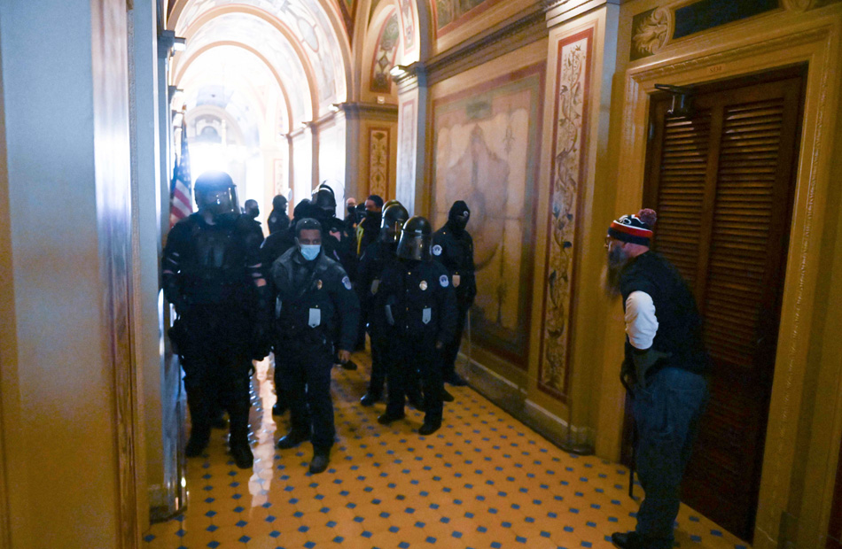 قوات الحرس الوطني تدخل مبنى الكونجرس الأمريكي لتأمينه 