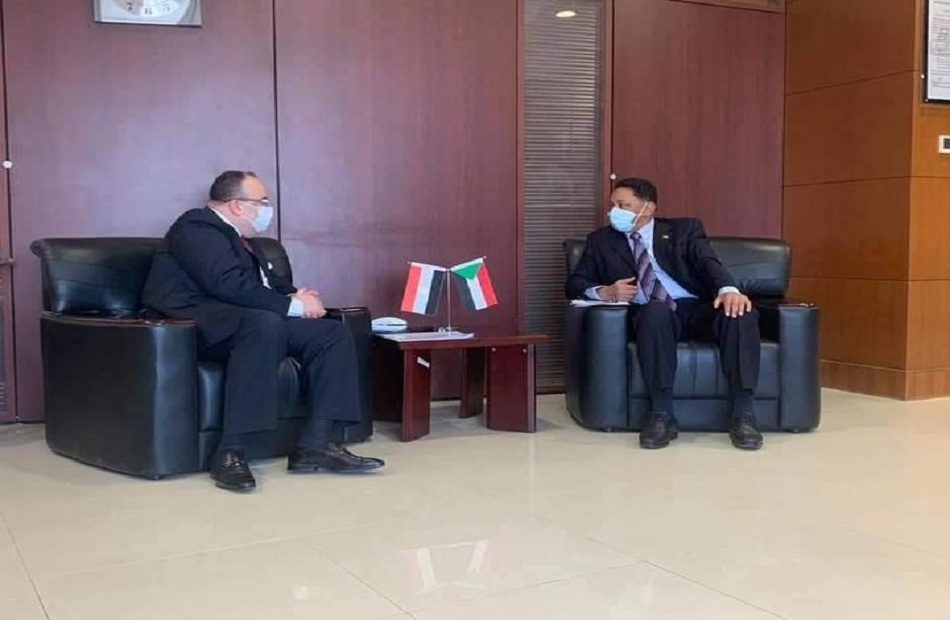 السفير المصري بالخرطوم يبحث تطوير مشروع الربط الكهربائي مع وزير الطاقة السوداني