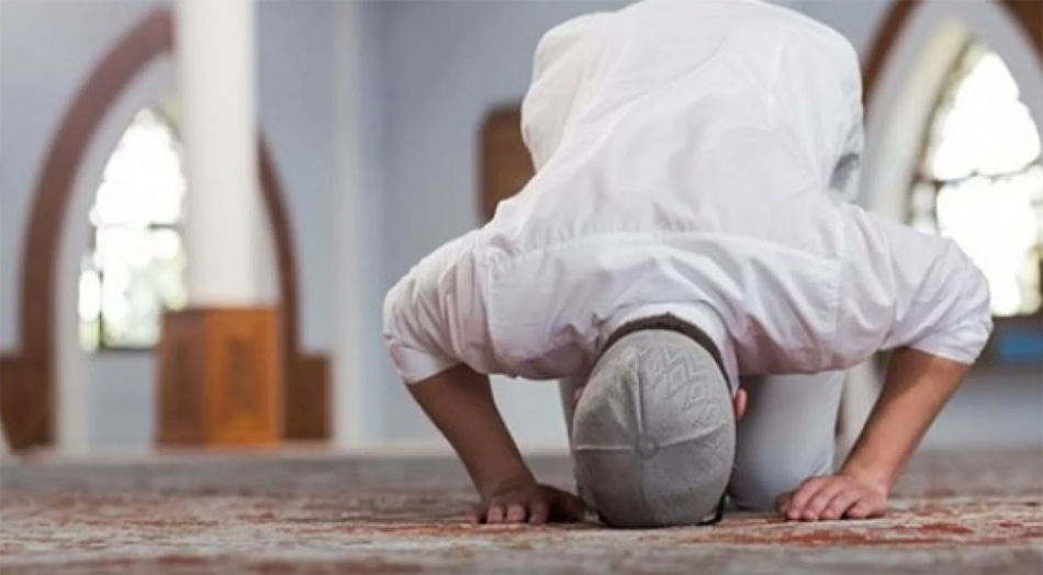 شاب مسلم في مسجد يسجد لله عز وجل ويصلي.