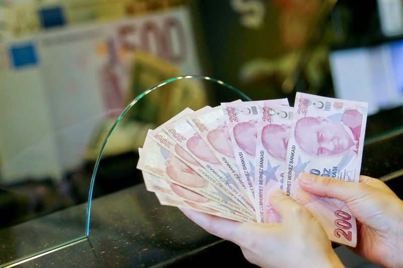 الليرة التركية تسجل أدنى مستوى على الإطلاق قبل اجتماع بنكها المركزي