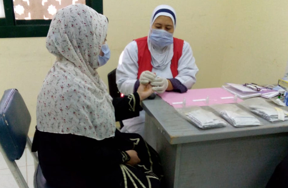 الكشف على  سيدة في كفر الشيخ ضمن مبادرة ;صحة الأم والجنين; | صور  