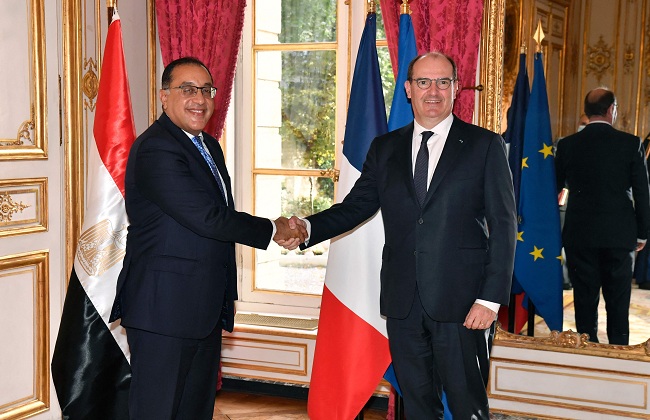 رئيس الوزراء يبحث مع نظيره الفرنسي سبل دعم العلاقات الثنائية بين البلدين