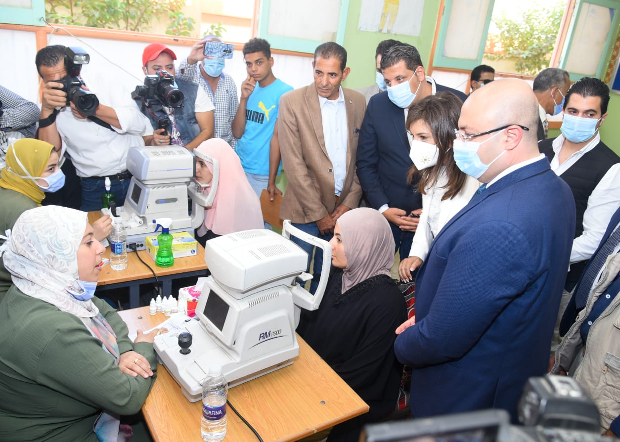  وزيرة الهجرة ومحافظ بني سويف يتفقدان القافلة الطبية في قرية الحرجة بمركز ناصر 