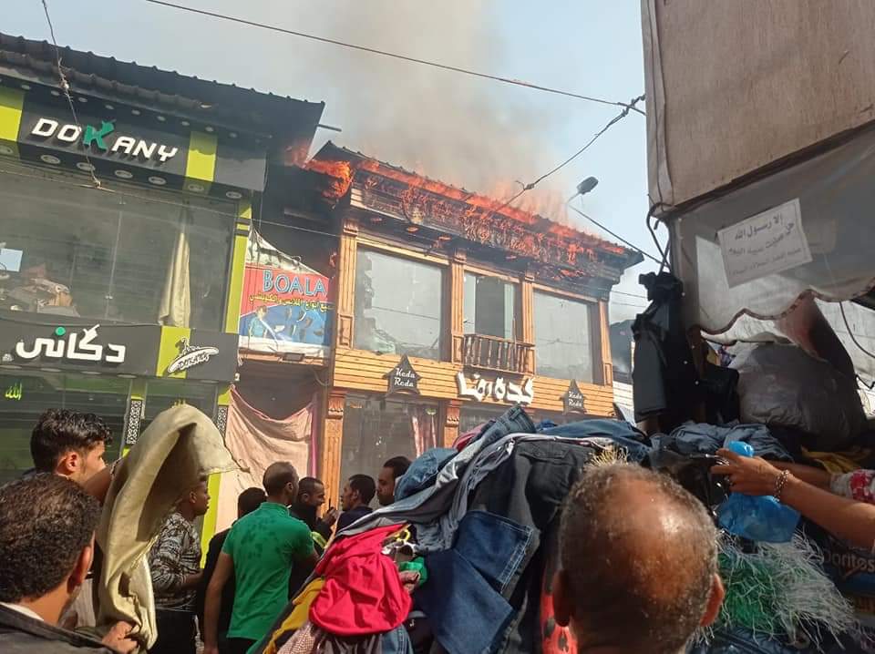 السيطرة على حريق هائل يلتهم محل ملابس بميدان محطة مصر وسط الإسكندرية | صور